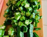 A picture of step 1 of Masala Bhindi.