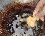 A picture of step 2 of Gobhi ke pakore.