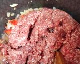 Foto del paso 4 de la receta: Pastel de carne con pasas, aceitunas negras y verdes
