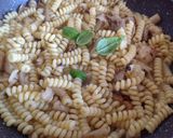 Foto del passaggio 3 della ricetta Fusilli bucati con belga ai ferri, pepe tostato e ricotta salata