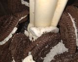 A picture of step 1 of Oreo Milk shake.