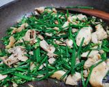 รูปขั้นตอนการทำที่ 3 ของ ผัดกุยช่ายใส่ไก่ต้ม