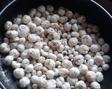 A picture of step 1 of Peri peri makhana.