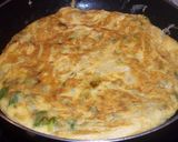 Foto del paso 11 de la receta: Tortilla de ajos tiernos y espárragos trigueros
