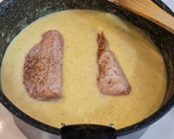 Foto del paso 5 de la receta: Solomillo de cerdo en salsa de calabacín, puerros y queso