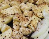 Foto del paso 2 de la receta: 🥔🧅🌶️ Guarnición picante de papas y cebolla al curry 🌶️ al horno 🌶️🧅🥔