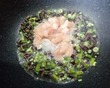 รูปขั้นตอนการทำที่ 2 ของ ข้าวไรซ์เบอร์รี่คลุกผัดกะเพราอกไก่ คลีน