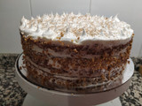 Tarta sin gluten de remolacha, nata y merengue