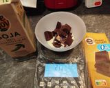Foto del paso 6 de la receta: Pizza dulce con masa de galletas cubierta de chocolate y decorar a tu gusto
