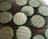 Foto del paso 1 de la receta: Ensalada caprese templada con calabacín y aceite de albahaca
