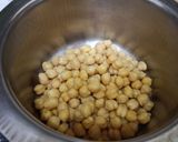 A picture of step 1 of Chole salad.