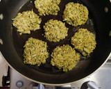 Foto del paso 5 de la receta: Tortitas de brócoli con amaranto en caldillo de jitomate