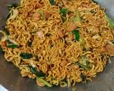 Foto langkah ke 6 dari resep Mie goreng burung dara.