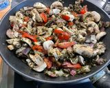 Une image de l'étape 11 de Sauté de porc aux champignons, tomates, oignons rouges et persil d'algues.