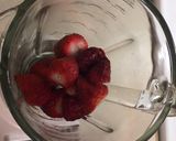 A picture of step 1 of Strawberry and Banana smoothie 😍.