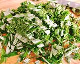 Hình bước làm 1 của món 💚 Trứng Gà Chiên Lá Ngải Cứu