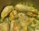 Foto del paso 3 de la receta: Pollo al verdeo con papas al horno