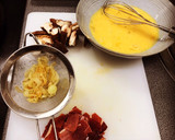 Foto del paso 1 de la receta: Tortilla de setas, calabacín, jamón y cebolla confitada con un toque oriental 🥢🥢