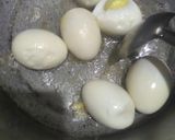 A picture of step 1 of Lazeez Anday Aloo.