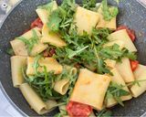 Foto del passaggio 6 della ricetta Paccheri ai pomodorini e rucola