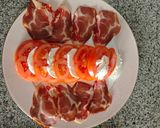 Foto del paso 2 de la receta: Mozzarella di búfala con tomate y Coppa italiana