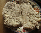Foto del paso 2 de la receta: Pescado frito en milanesa, tomate con ajo, espárragos, papas fritas
