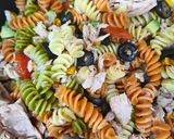 Foto del paso 3 de la receta: Ensalada de pasta con atún y aguacate con cherries, aceitunas y maíz a la mantequilla