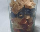 Foto del paso 3 de la receta: Trifle con frutillas, dulce de leche, vainillas y arándanos