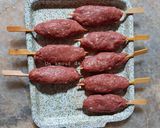 Une image de l'étape 5 de Brochettes de Kefta sur un Lit de Riz aux Petits Pois à la Vapeur.