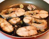 A picture of step 1 of Caramelized Catfish with Galangal (Cá kho riềng).