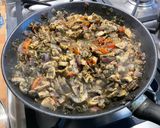 Une image de l'étape 15 de Sauté de porc aux champignons, tomates, oignons rouges et persil d'algues.