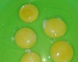 A picture of step 2 of Chicken Cheese Egg Muffins 😋.