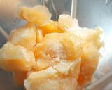 முலாம்பழ ஐஸ்கிரீம்🍧(muskmelon icecream recipe in tamil) ரெசிபி ஸ்டேப் 2 புகைப்படம்