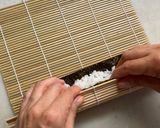 Foto del passaggio 12 della ricetta Sushi con cetriolo "Kappa-maki"