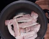 Foto del paso 2 de la receta: Pollo en salsa, con papitas y tocino