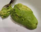 Foto del paso 3 de la receta: Tostas con aguacate, huevo, salsa mahonesa y langostinos