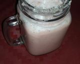 Foto langkah ke 2 dari resep Milkshake Strawberry Simple.