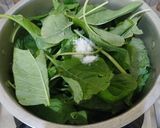 Foto langkah ke 2 dari resep Sayur Bening Bayam Wortel.