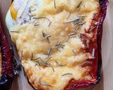 Foto del paso 3 de la receta: Huevos en cunita de morrón acolchados con queso 🥚 3 ingredientes + condimentos