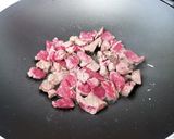 Foto del paso 3 de la receta: Wok de carne con ananá y cilantro