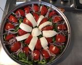 Une image de l'étape 8 de Salade de roquette aux tomates divinina,oignon rouge et mozzarella di buffala.