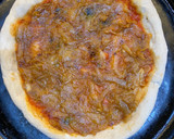 Foto del paso 4 de la receta: Pizza de masa madre con brie y cebollas caramelizadas