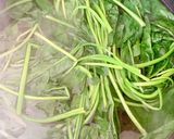 A picture of step 1 of Cooked spinach seasoned with sweet sesame sauce.