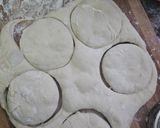 Gambar langkah 7 resipi English Muffins.