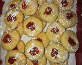 Foto del paso 2 de la receta: Pepas y galletitas en forma de corazón con dulce de leche y memerlada de frambuesa!!😋