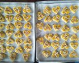 Foto langkah ke 6 dari resep Garlic Cheesy Butter Cookies.