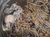 Caldo de frijol con fideos y huevo
