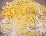 Foto langkah ke 3 dari resep Spaghetti Carbonara Mushroom.