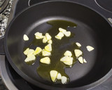 Foto del paso 1 de la receta: Espinacas con gambas