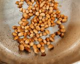 A picture of step 1 of Makhana bhel.